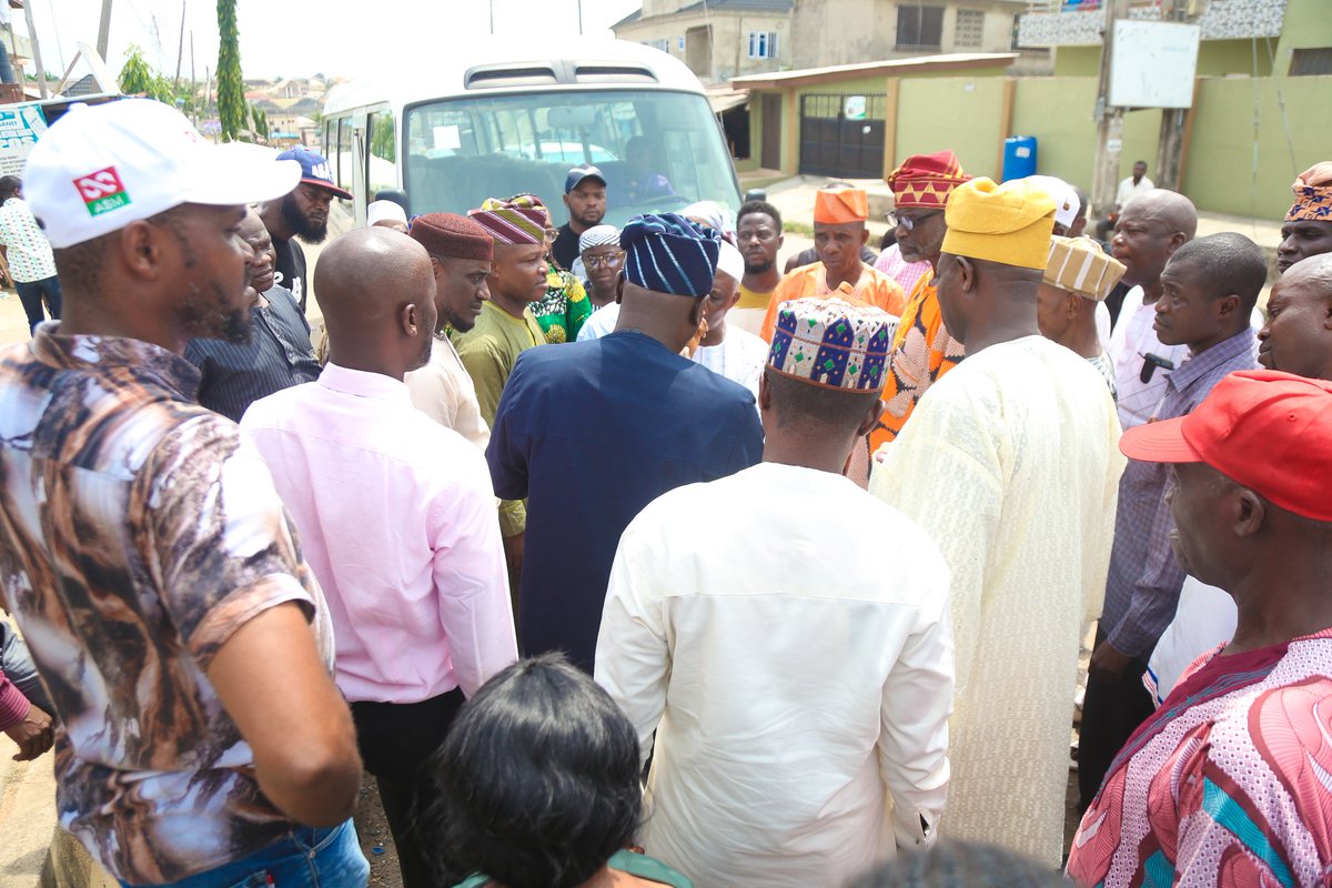 SA to MG on Rural Dev; Dr Nurudeen Agbaje today embarked on an on-spot assessment & factfinding mission to Jaiyeoba CDC in Alimosho LG He took the initiative of the visit to meet with the Chairman of the LG; Hon Jelilu Sulaimon & HRM Oba Babatunde Ogunronbi; Oba of Shasha Kingdom