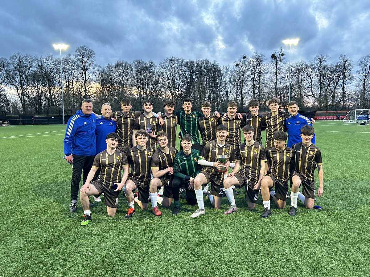 HabsMonSport's tweet photo. Massive congratulations to our 1st XI who won a nail biter here @BeaconsfieldFC against @SportsBancrofts in the @isfafootball Bowl Final, a 4-2 win on penalties after it finished 0-0 following regular and extra time!! @Habsmonmouth https://t.co/1wKlY59xQB