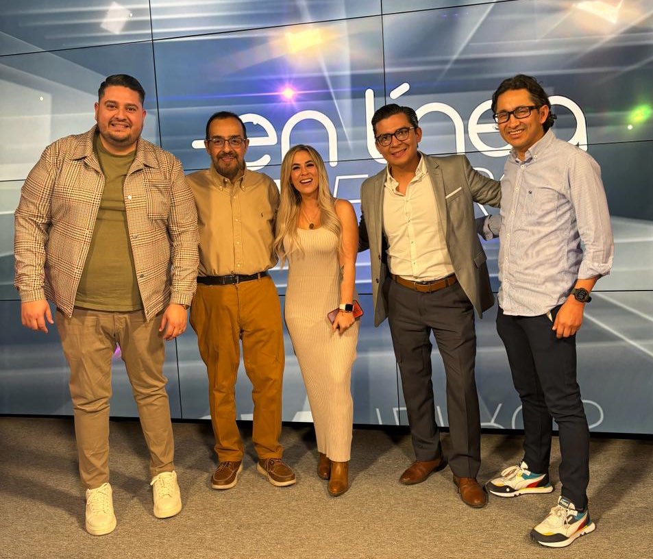 irisbanuelos's tweet photo. Un gusto compartir una emisión más con ustedes #SinFiltros 🔥 @_enlinea @U983FM #Promomedios
@26_pabloruiz @Antoniorochape @abner_berruecos @MiguelZacarias https://t.co/hEl6KGjBsZ