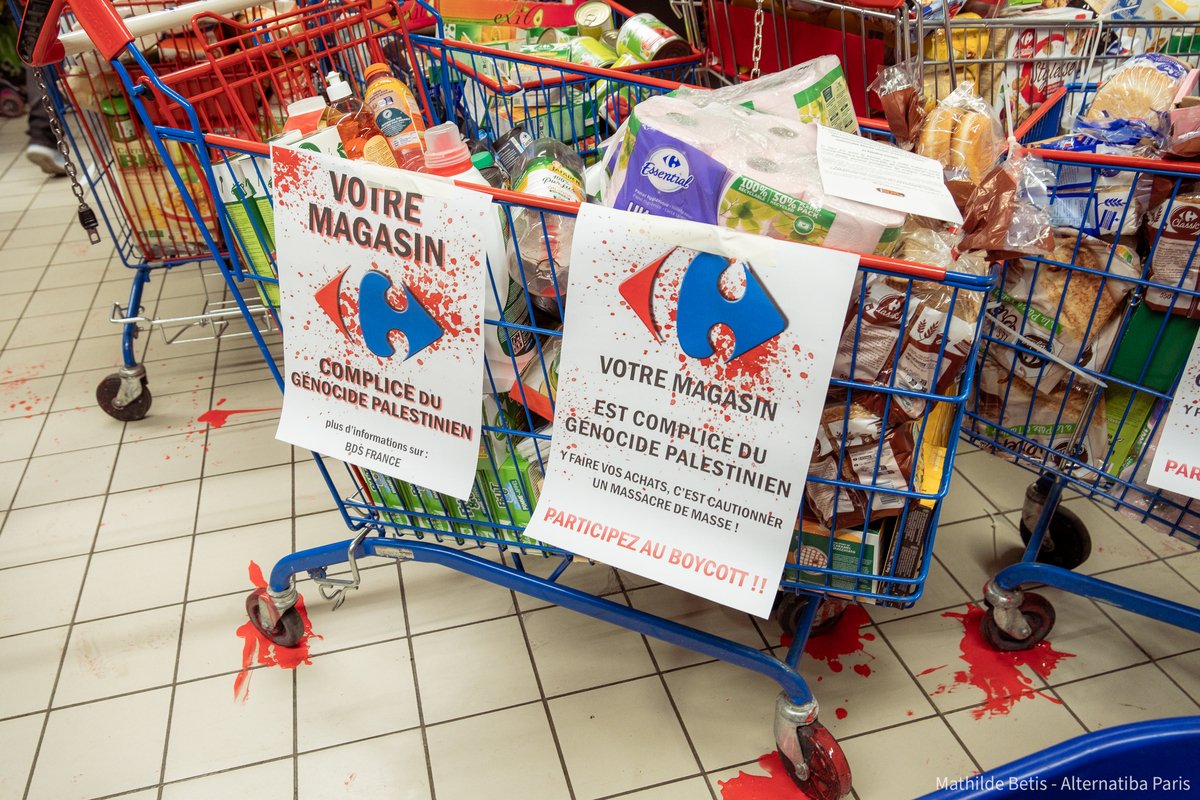 Carrefour est un facilitateur de l'apartheid et du génocide.  #BoycottCarrefour 
📷@alternatiba75