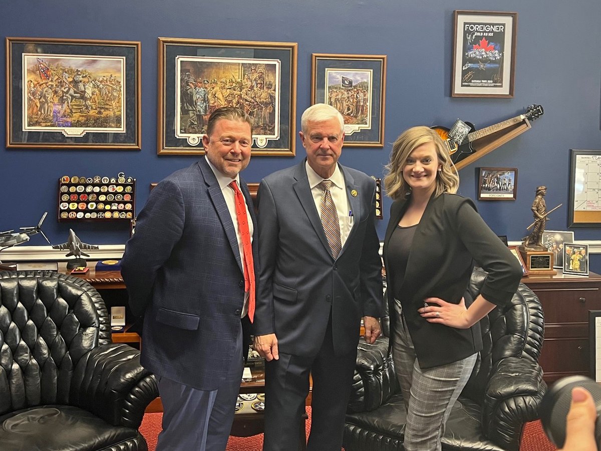 Arkansas treatment court Judge Thomas Smith and graduate Kyra met with @rep_stevewomack on Capitol Hill yesterday to talk about lifesaving treatment courts. We're grateful for your ongoing support and leadership!