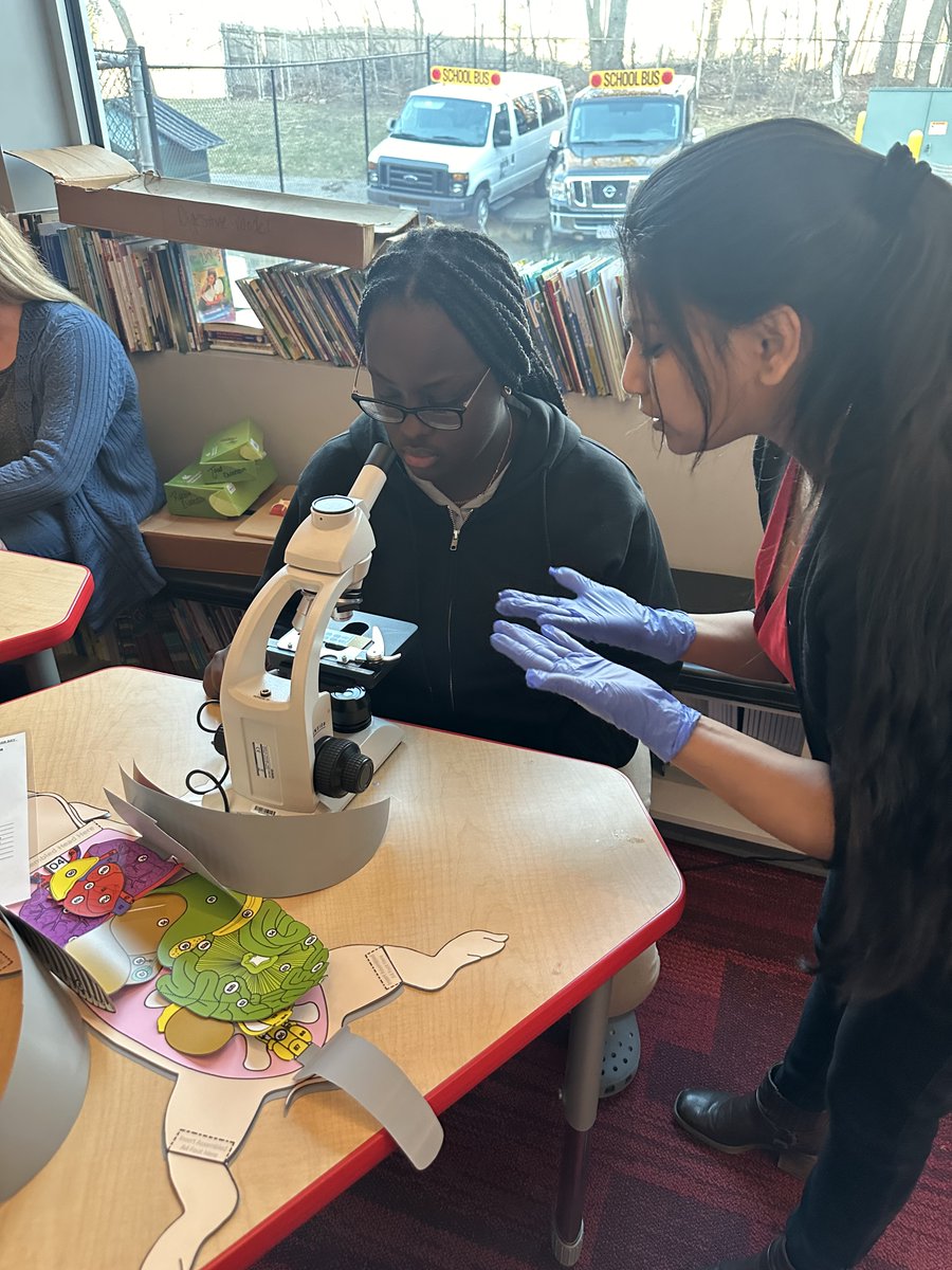 In collaboration with SACNAS, ScienceLIVE explored organ systems with the young women in the Eureka! program at @GirlsIncWorc #UMassChan @UMassChanSOM @UMassChanGSBS @sacnas