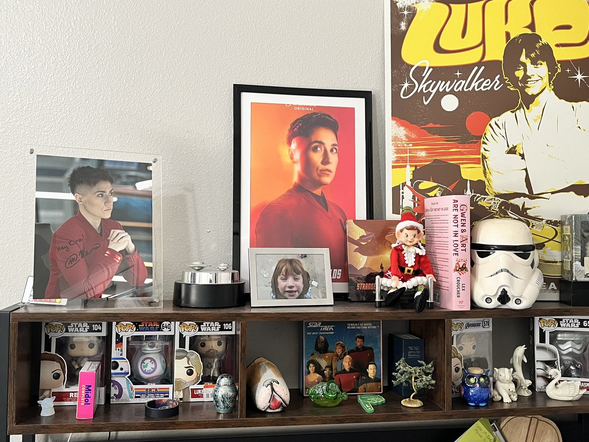 Gelfwing83's tweet photo. No #Mortegas collection is complete without a signed print! Thank you @melissaCnavia for your online signing. My daughter picked out this particular print because she claims I sit the same exact way lol #BossPose #JustKira https://t.co/DWRHim3Ao4