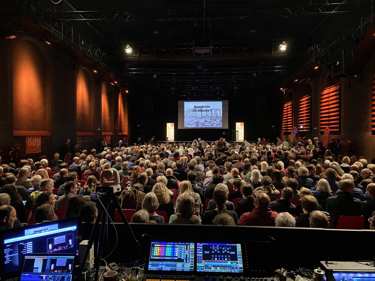 Prof. Dr. Rainer #Mausfeld in München. Volles Haus. Ausverkauft. #Demokratie am Abgrund?