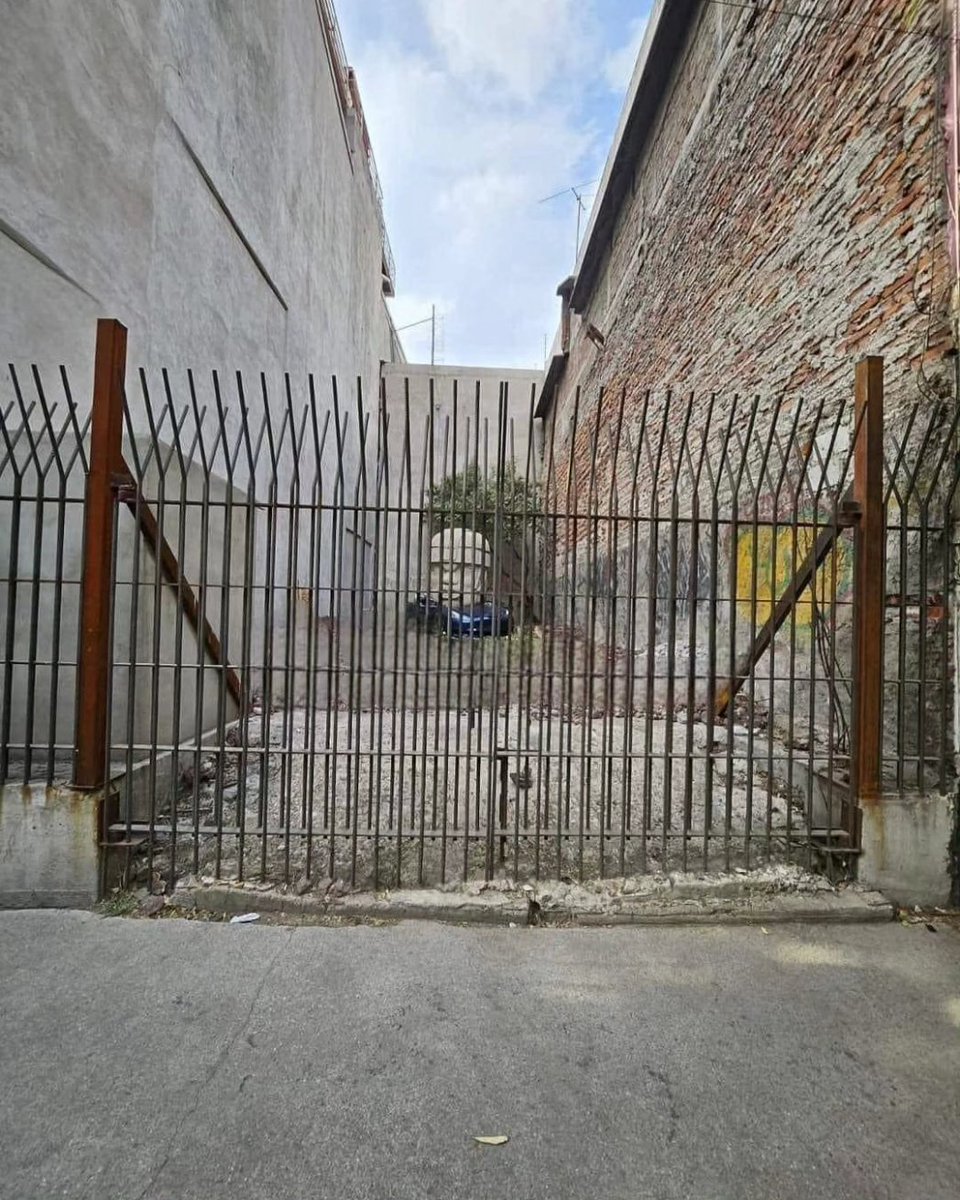 ¡¡Cabeza Olmeca de 9 toneladas destruye un Tesla en CDMX!! 

Se trata de una obra del escultor hidalguense <a href="/chavismarmol/">ChavisMarmol</a>

La cabeza se encuentra en la calle Colima #71, en la colonia Roma de la Ciudad de México

#cabezaolmeca #Tesla #CDMX #ColoniaRoma