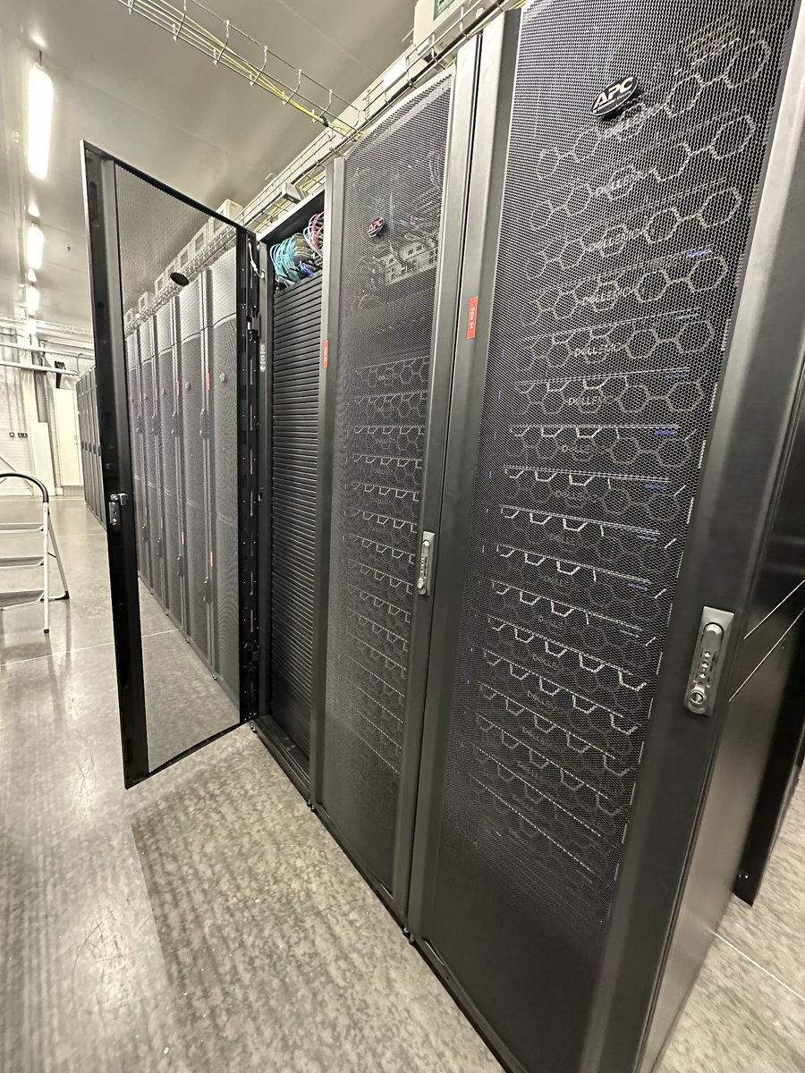 Et une troisième baie à <a href="/nexeren/">NEXEREN - Datacenters</a> !