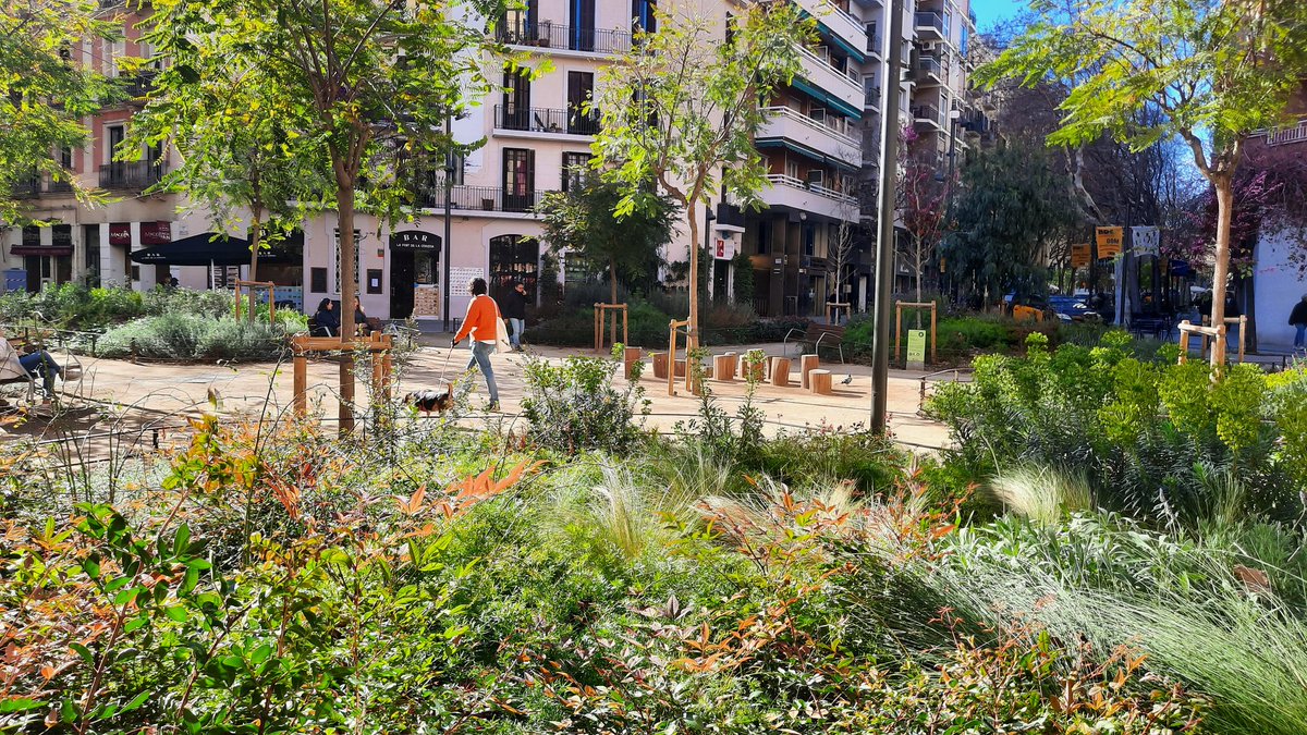 nassigny's tweet photo. Barcelone, Superilla Rocafort-Consell de Cent. Ce que pouvez faire avec moins de voitures https://t.co/ztxvER2SCa