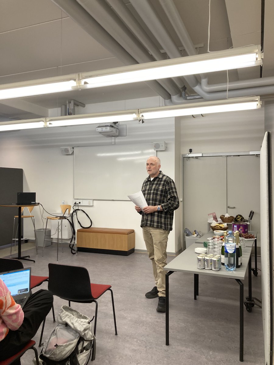 SkoleFor's tweet photo. 1/3 Efter årets generalforsamling i Selskabet for Skole- og uddannelseshistorie var der vanen tro lancering af Uddannelseshistories årbog 2023 med temaet “Forsorg/Omsorg”. I år fik deltagerne blandt andet indsigt i Amalie Olga Lyngsteds ph.d.-projekt. https://t.co/eXCvqh21Cj