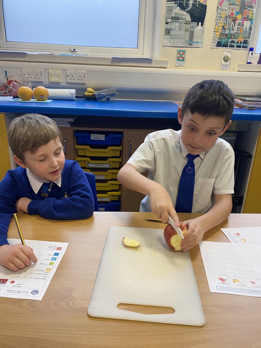 Step two in our seasonal crumble preparation. Taste and evaluate fruit in season. Also we revisited our knife handling skills from year two and worked safely and hygienically 🔪 🍎 🍒 🍑 🍌 <a href="/QueensCoEURC/">Queen's Park C.E/U.R.C. Primary School</a> <a href="/MissHughesQP/">Miss Hughes</a>