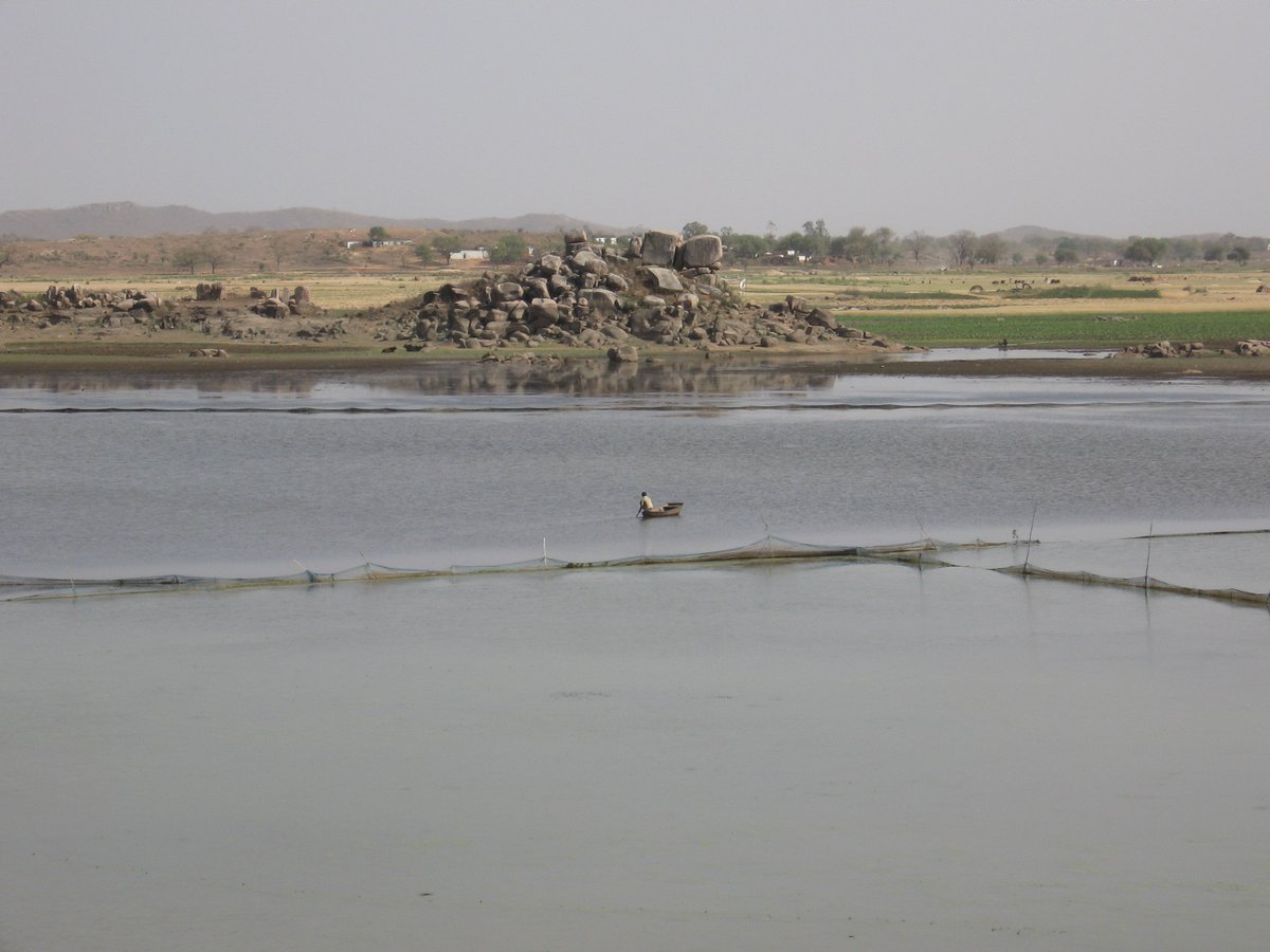 A picture from nearly two decades ago. It was taken the first time I entered Bundelkhand, slowly making my way to the then obscure fort of Barwa Sagar, close to #Orchha. I fell in love with a land & its people then and now its time to put pen to paper in long form to pay tribute!