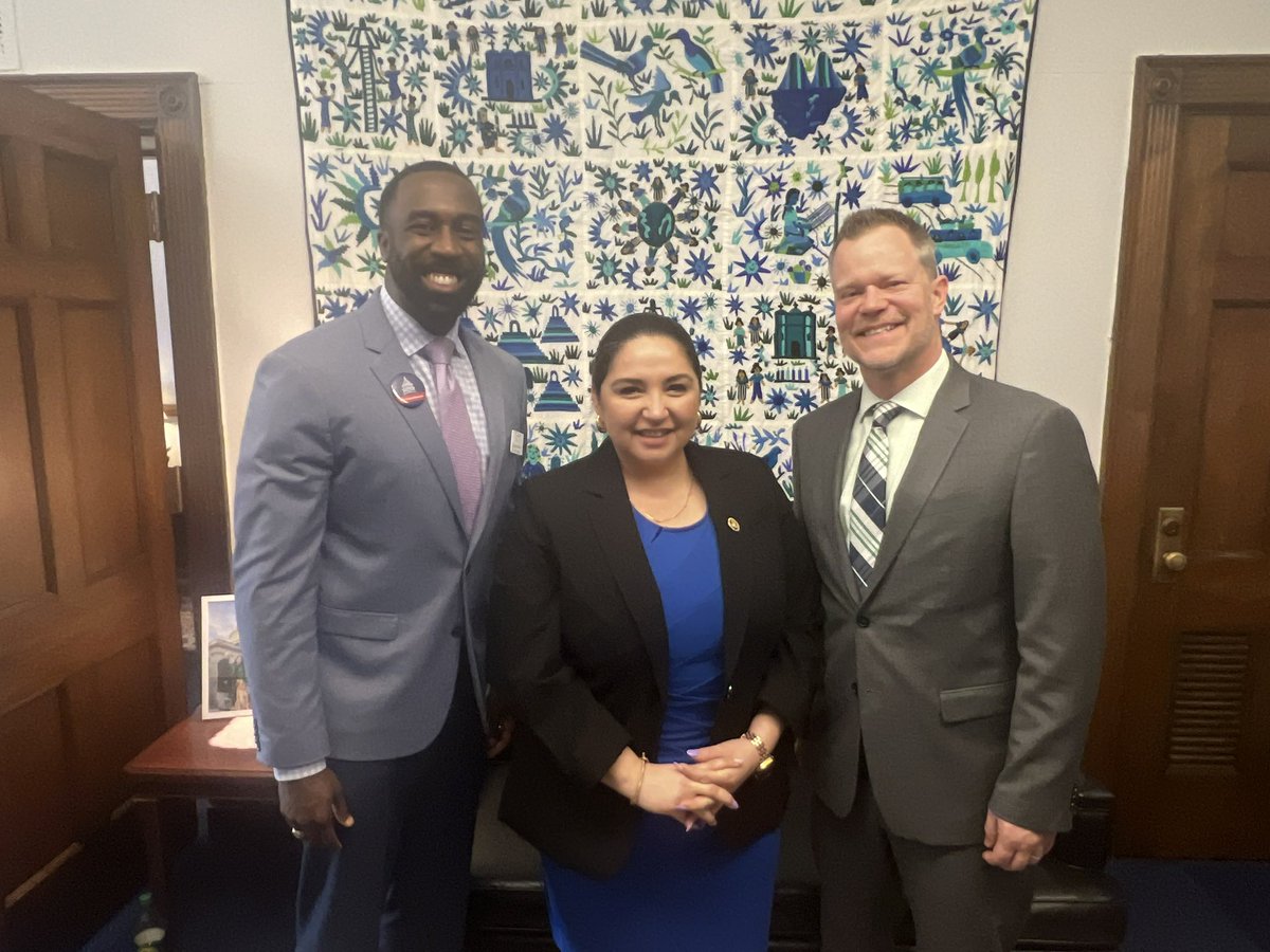 Thank you to @DeliaRamirezIL for taking time to hear the stories of our kids, staff, and educational issues. She is truly for the people she serves. @ilprincipals #PrincipalsAdvocate