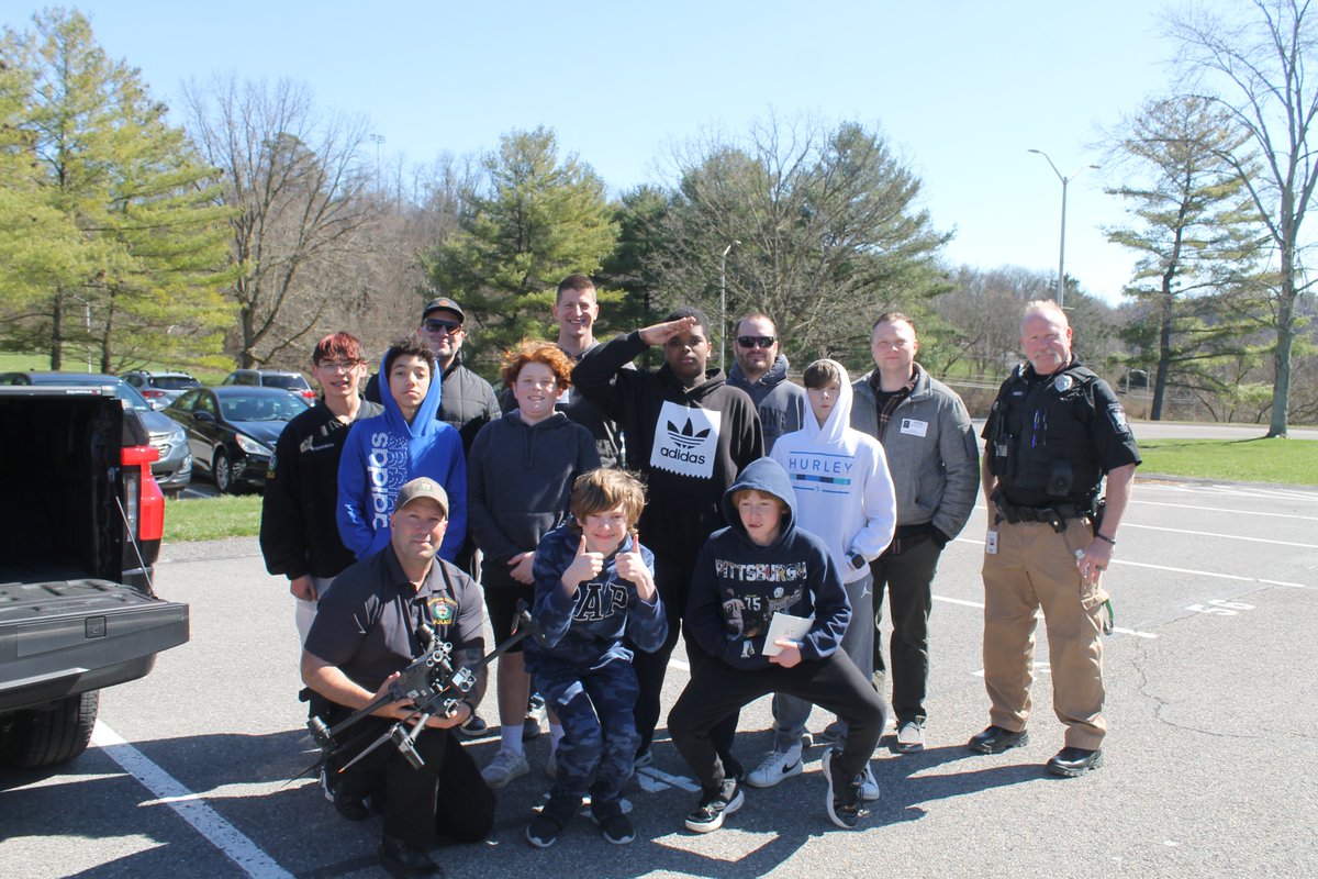 SPOPoru's tweet photo. Keystone Oaks School Police Officer Farrell, along w/ officers @AlleghenyCoPD @MtLebanonPolice @PGHTransitPD @DormontBoro, participated in @BigsInBlue at KOMS @PrincipalMiz.  The students got the opportunity to see first hand all the cool things drones can do to keep society safe https://t.co/DId7JoFi17