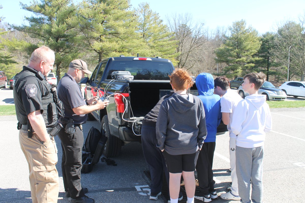 SPOPoru's tweet photo. Keystone Oaks School Police Officer Farrell, along w/ officers @AlleghenyCoPD @MtLebanonPolice @PGHTransitPD @DormontBoro, participated in @BigsInBlue at KOMS @PrincipalMiz.  The students got the opportunity to see first hand all the cool things drones can do to keep society safe https://t.co/DId7JoFi17