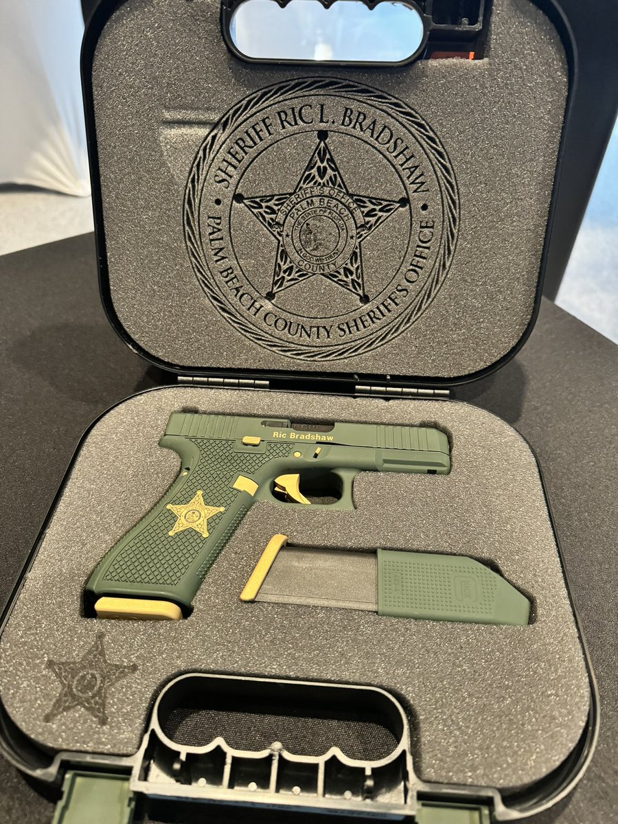 PirateFirearms's tweet photo. Operation 300 Stars and Cars event with Matt Everson from Blackhawk down https://t.co/Cr7wCzjtvY