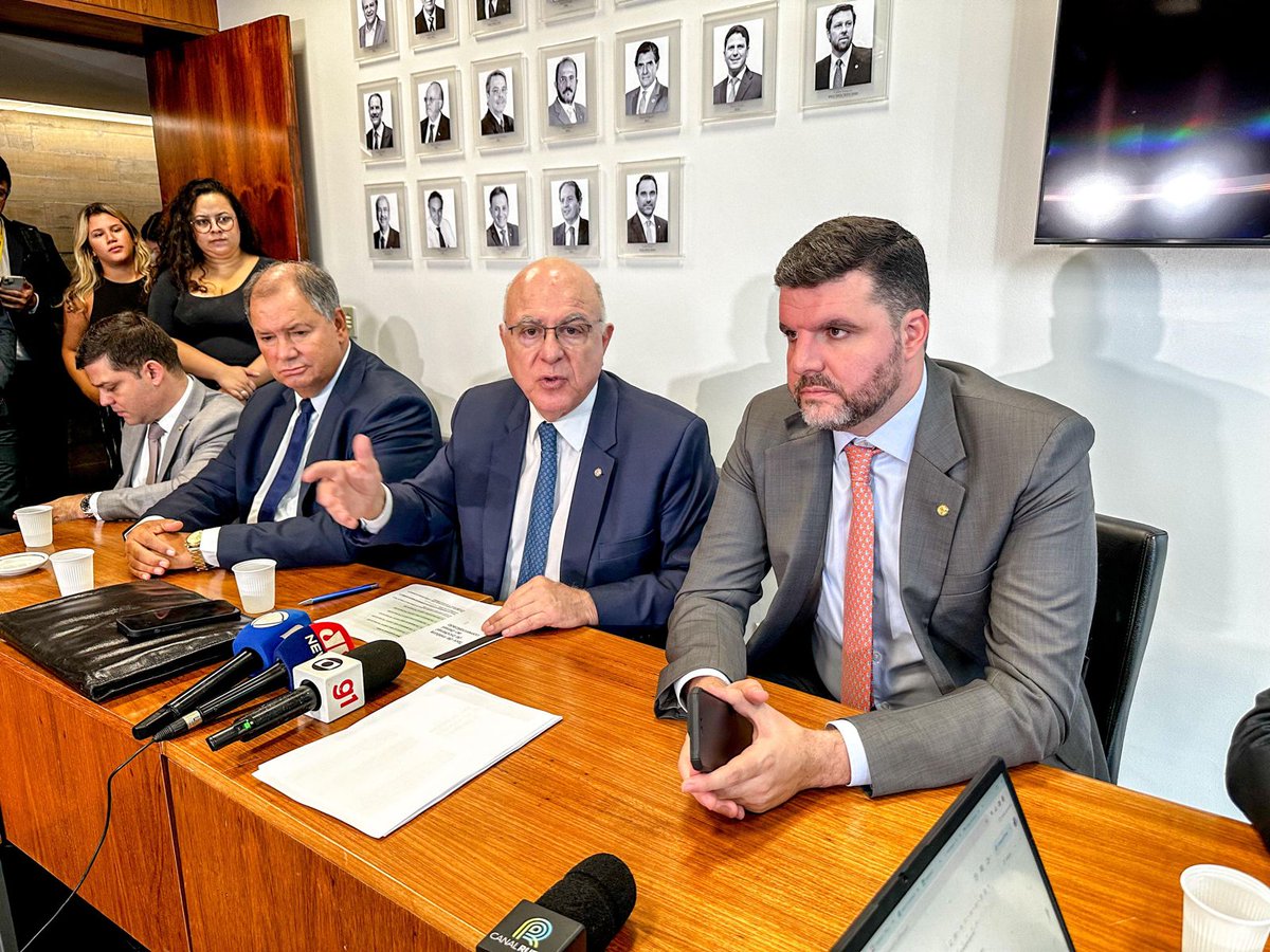 Fpbiodiesel's tweet photo. O Dep. @ArnaldoJardim liderou uma coletiva de imprensa esclarecendo os ajustes no PL "Combustível do Futuro".
Junto dele, os deputados @Alceu_Moreira, presidente da #FPBio e @pedro_lupion, presidente da @fpagropecuaria reforçaram o compromisso de apoiar a aprovação do PL. https://t.co/86oWpwDjD1