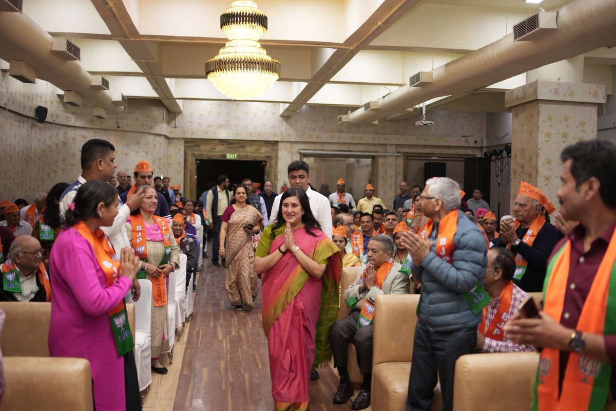 BansuriSwaraj's tweet photo. आज ग्रेटर कैलाश मंडल में जनसंपर्क के दौरान स्थानीय निवासियों एवं कार्यकर्ताओं से संवाद किया।

इस अवसर पर सभी से आदरणीय श्री @narendramodi जी को पुन: प्रधानमंत्री बनाने का संकल्प लिया।

#AbkiBaarPhirModiSarkar 
#AbkiBaar400Paar 
#ModiAgainIn2024 
#ModiKaParivar 
@BJP4India @BJP4Delhi