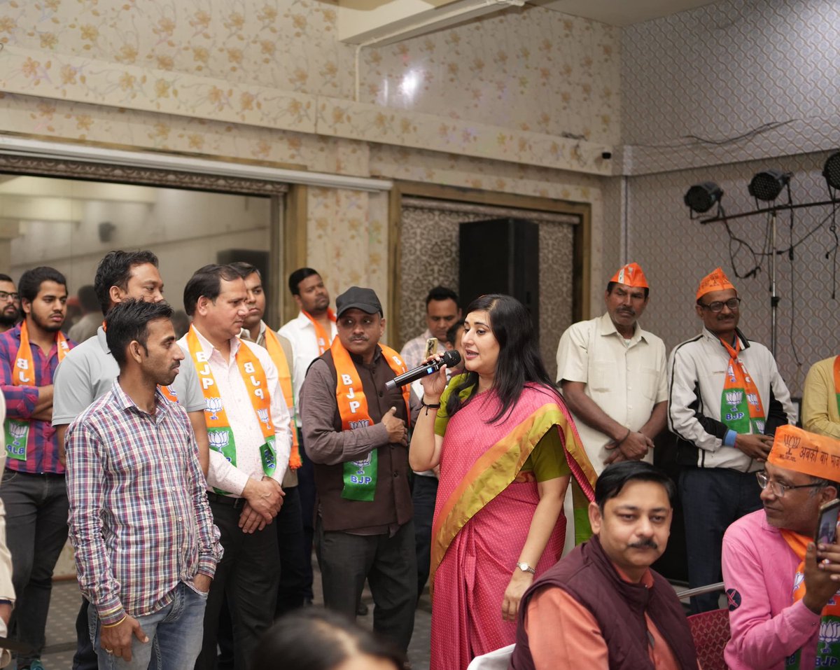 BansuriSwaraj's tweet photo. आज ग्रेटर कैलाश मंडल में जनसंपर्क के दौरान स्थानीय निवासियों एवं कार्यकर्ताओं से संवाद किया।

इस अवसर पर सभी से आदरणीय श्री @narendramodi जी को पुन: प्रधानमंत्री बनाने का संकल्प लिया।

#AbkiBaarPhirModiSarkar 
#AbkiBaar400Paar 
#ModiAgainIn2024 
#ModiKaParivar 
@BJP4India @BJP4Delhi