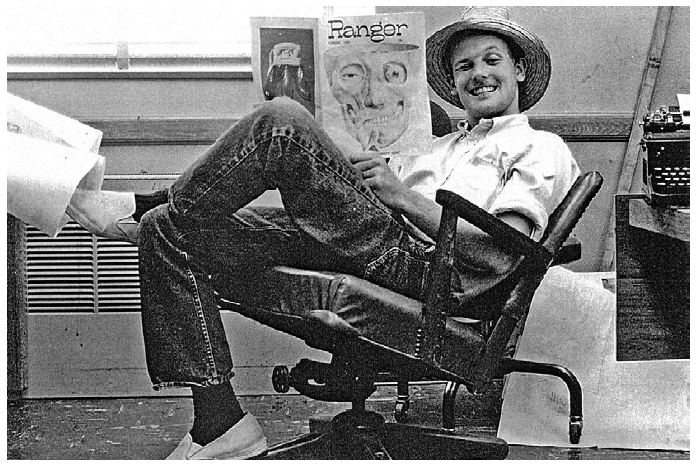 Gilbert Shelton, con la revista Texas Ranger en sus manos, 1963, Esta fue la publicación de humor universitaria de la Universidad de Texas en Austin (UT), publicada de 1923 a 1972. Varias personas que más tarde se convirtieron en miembros clave de la escena del cómic underground, incluidos Frank Stack, Gilbert Shelton, y jaxon, fueron editores y colaboradores de los Texas Ranger, Shelton fue editor del 1962 al 1963