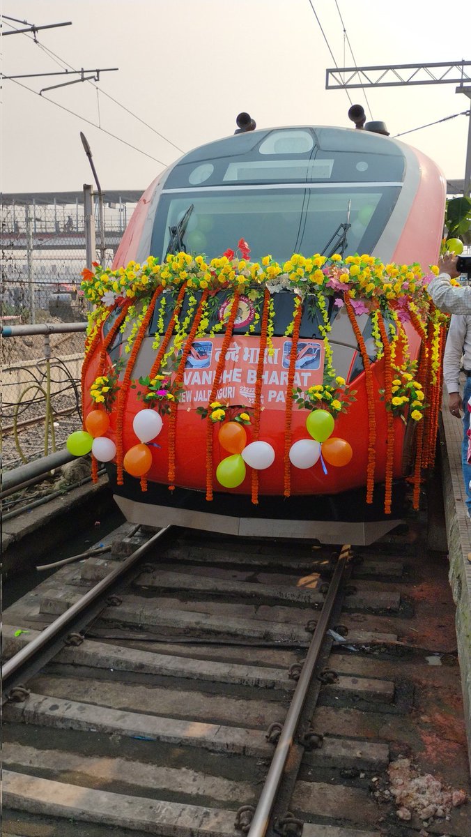 At par wanderful arrangements & service by @drm_kir @RailNf @ECRlyHJP @IRCTCofficial @proicfindrlys @ManiSudhanshu58 @AshwiniVaishnaw @RailMinIndia in the inaugural run of 02233 NJP - Patna Vande Bharat Express.12.04.2024