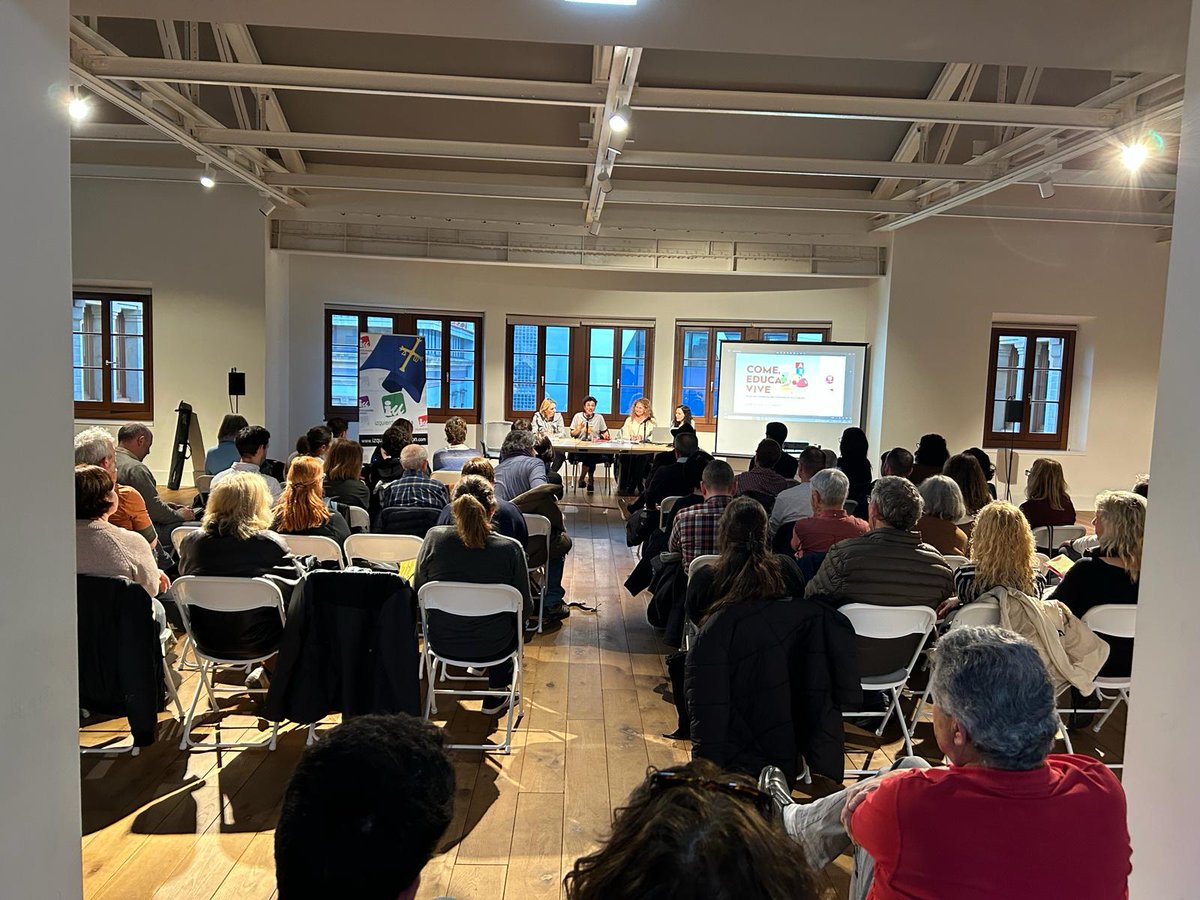 iuxixon's tweet photo. 🥖🍏'Come, Educa, Vive". 

🟢Llena la Antigua Escuela de Comercio de #Xixón para reflexionar y debatir en el acto organizado por el Área de Educación y el Grupo Municipal sobre nuevos modelos de comedores escolares. https://t.co/YSD7TGUyTg
