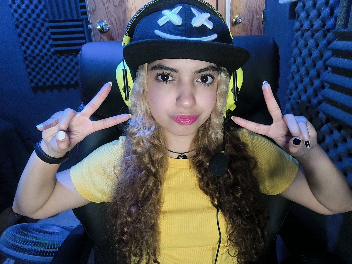 dynispao's tweet image. Estrenando nuestro nuevo juguete hermoso Razer Blackshark V2 X 😍🎧💛 

✨ Me veo muy hermosa la verdad ✨ #razer #gamergirl #gamers