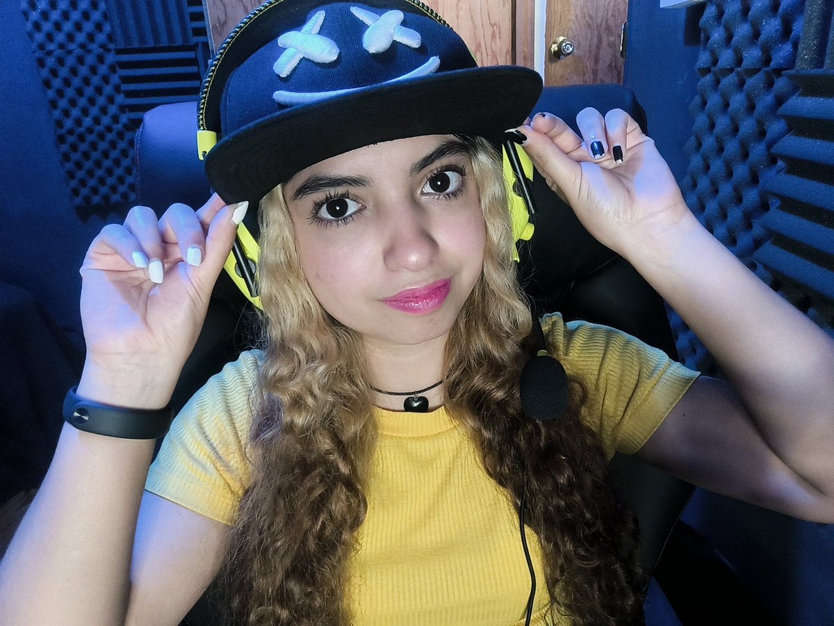 dynispao's tweet image. Estrenando nuestro nuevo juguete hermoso Razer Blackshark V2 X 😍🎧💛 

✨ Me veo muy hermosa la verdad ✨ #razer #gamergirl #gamers