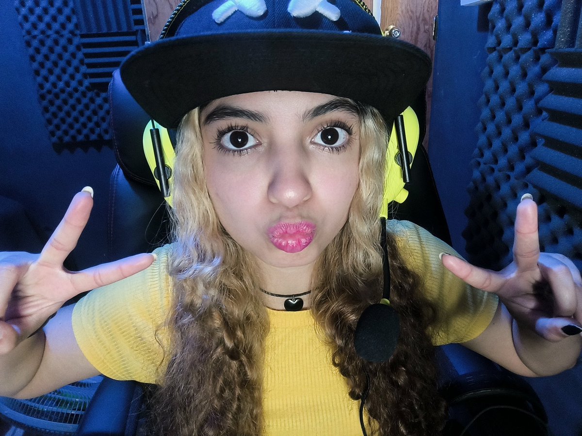 dynispao's tweet image. Estrenando nuestro nuevo juguete hermoso Razer Blackshark V2 X 😍🎧💛 

✨ Me veo muy hermosa la verdad ✨ #razer #gamergirl #gamers