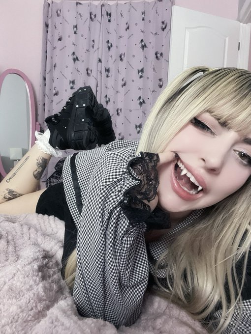 On my way to bite you https://t.co/iqDpCVZuzO