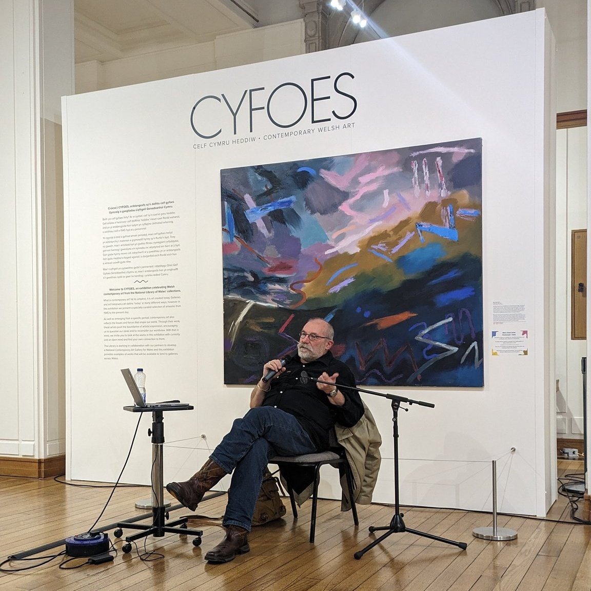 "Defnyddio mytholeg i daflu golau ar y cyfoes"

Diolch o galon i Iwan Bala am drafod ei waith, ei ddylanwadau a chelf gyfoes. Diolch hefyd am roi eich gweithiau i'n casgliadau. 

Gwelir yma gyda'i waith 'Yng nghysgod hen dduwiau' sydd yn arddangosfa CYFOES tan 23 Mawrth.