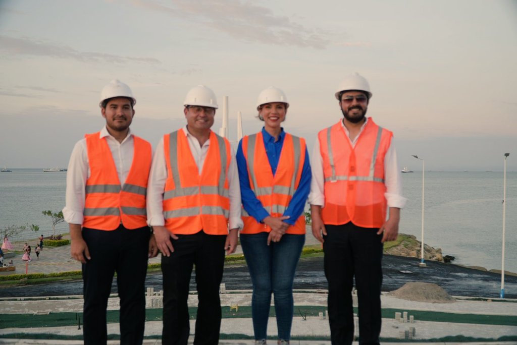 hcastanierj's tweet photo. En #Manta junto a la alcaldesa @marcivaldivieso recorrimos la construcción del #MegaParque de la ciudad. Obra imponente que no sólo generará turismo, dinamizará la economía, sino también soluciona la contaminación de la playa de esta bella urbe costanera. #AME https://t.co/4dCb3vEfHR