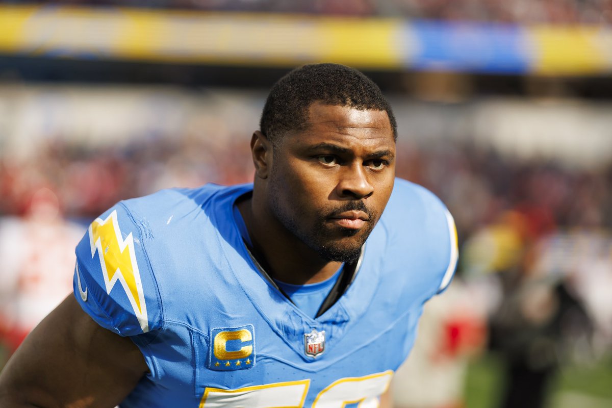 Eight-time Pro-Bowl DE and former NFL Defensive Player of the Year Khalil Mack will remain a Los Angeles Charger this season and free up salary-cap space for the team by agreeing to restructure his deal, per sources. Mike Williams leaves, Mack stays.
