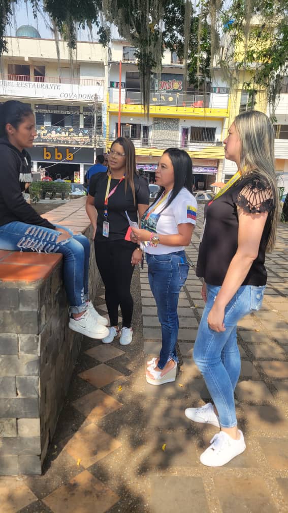 dp_regiones's tweet photo. En Boconó, estado Trujillo, el personal de la extensión de la Defensa Pública se desplegó en las inmediaciones de la Plaza Bolívar, donde divulgó el rol de este órgano del sistema de justicia, así mismo, brindó asesoría jurídica a los transeúntes.
 
#RumboAlFuturo
#Noticia https://t.co/kNVh21mvOk