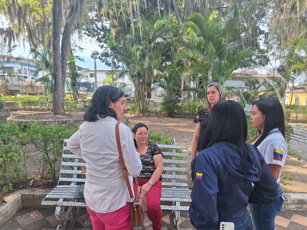 dp_regiones's tweet photo. En Boconó, estado Trujillo, el personal de la extensión de la Defensa Pública se desplegó en las inmediaciones de la Plaza Bolívar, donde divulgó el rol de este órgano del sistema de justicia, así mismo, brindó asesoría jurídica a los transeúntes.
 
#RumboAlFuturo
#Noticia https://t.co/kNVh21mvOk