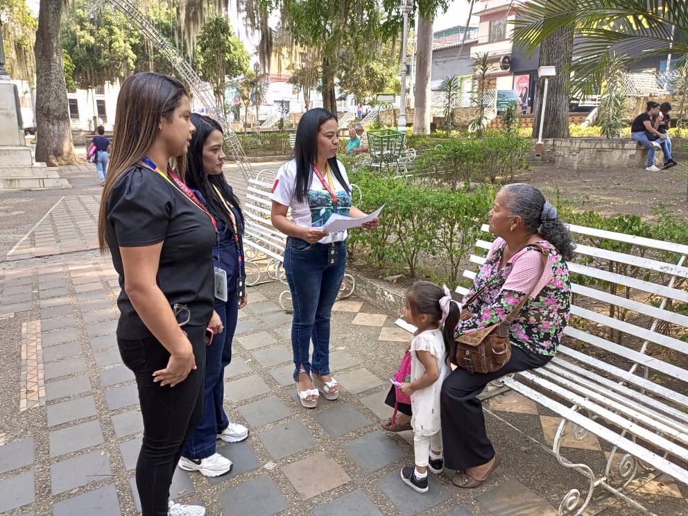 dp_regiones's tweet photo. En Boconó, estado Trujillo, el personal de la extensión de la Defensa Pública se desplegó en las inmediaciones de la Plaza Bolívar, donde divulgó el rol de este órgano del sistema de justicia, así mismo, brindó asesoría jurídica a los transeúntes.
 
#RumboAlFuturo
#Noticia https://t.co/kNVh21mvOk