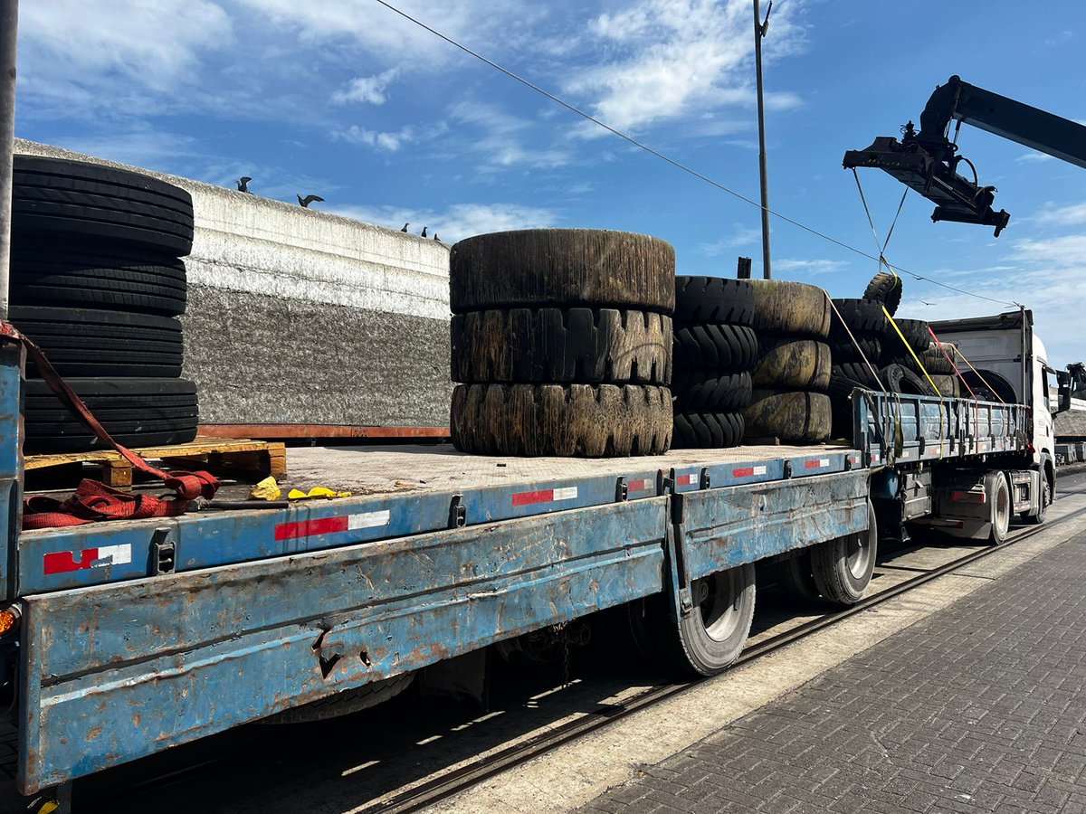 En ATI gestionamos todos nuestros residuos 

Hoy retiramos 14 toneladas de neumáticos de alto tonelaje en desuso, provenientes de equipos móviles, para su posterior reciclaje.