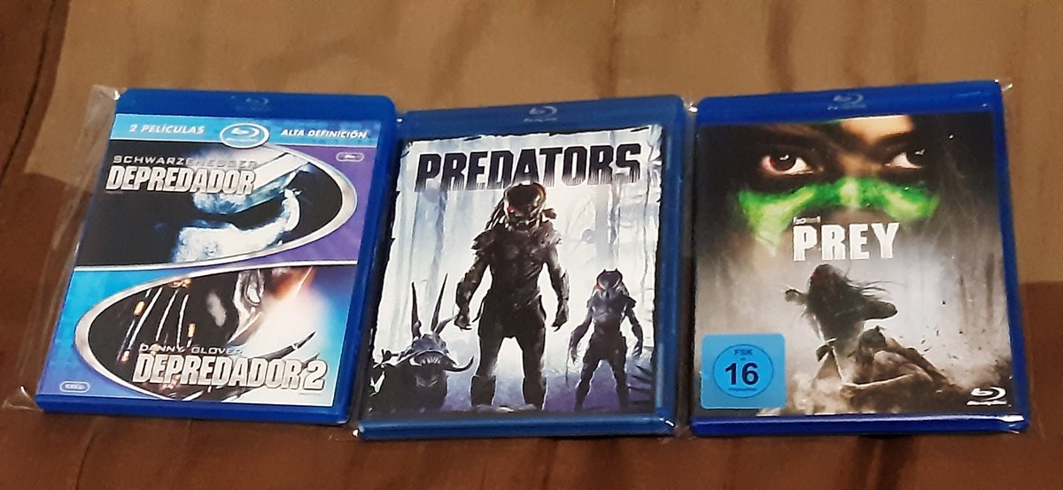 'Bueno, pues ya tengo completa la saga de Depredador.'
'Pero si te falta la cuarta película...'
'¿Cuarta película? ¿Qué cuarta película? No hay cuarta película en Ba Sing Se.'
#predator #predator2 #predators #prey #movies #film #physicalmedia #bluray #moviecollection