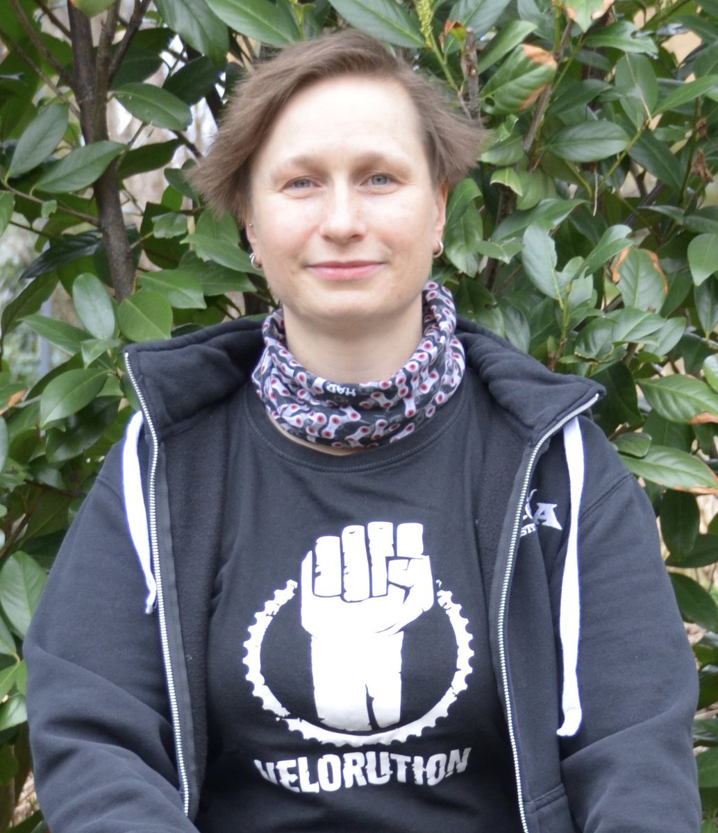 Azetbur's tweet photo. Ich bin Ulrike Medger,39 Jahre alt.Ihr wisst ich radel gerne,mag Dinosaurier und Star Trek und spiel mich gerne in meinem Garten fest.Ich wünsch mir ein DD mit hoher Lebensqualität und dazu gehört insbesondere sichere und komfortable Mobilität
 #dd0906 #KWDD24 #visionzero #pmdfis https://t.co/ZOoAHu9bvx