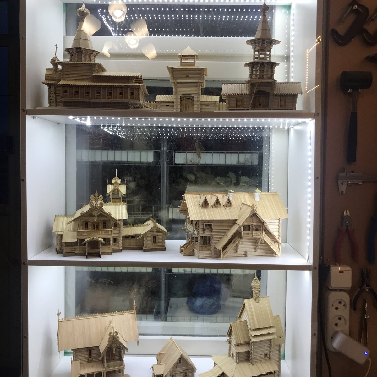 lunnoecianie's tweet image. Дедушка хотел похвастаться тем, какие деревянные домики и витрины для них он сделал, но у него из тех, кто может оценить, только семья. 

Хвастаюсь вам за него. У меня клёвый дед!