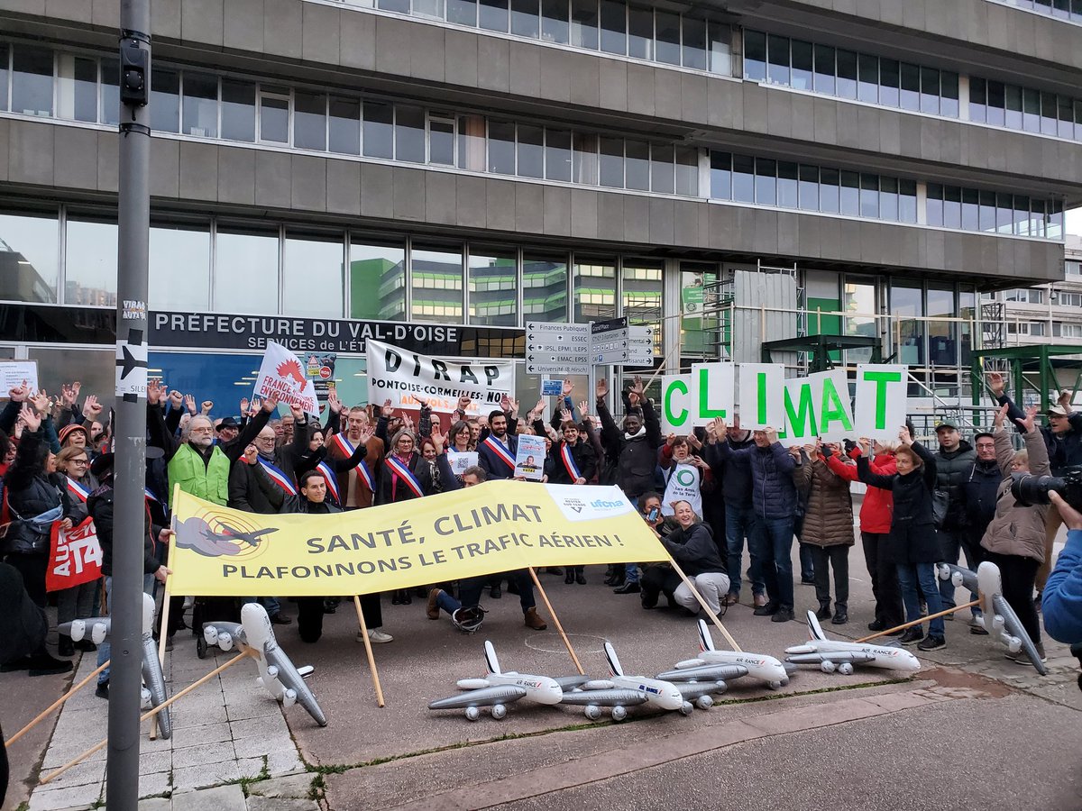 📣📣17 rassemblements pour le plafonnement du trafic aérien ont lieu en ce moment !! #plafonnonslaviation
Signez la pétition pour porter notre message jusqu’au ministre  👉 agir.greenvoice.fr/p/plafonnonsla…