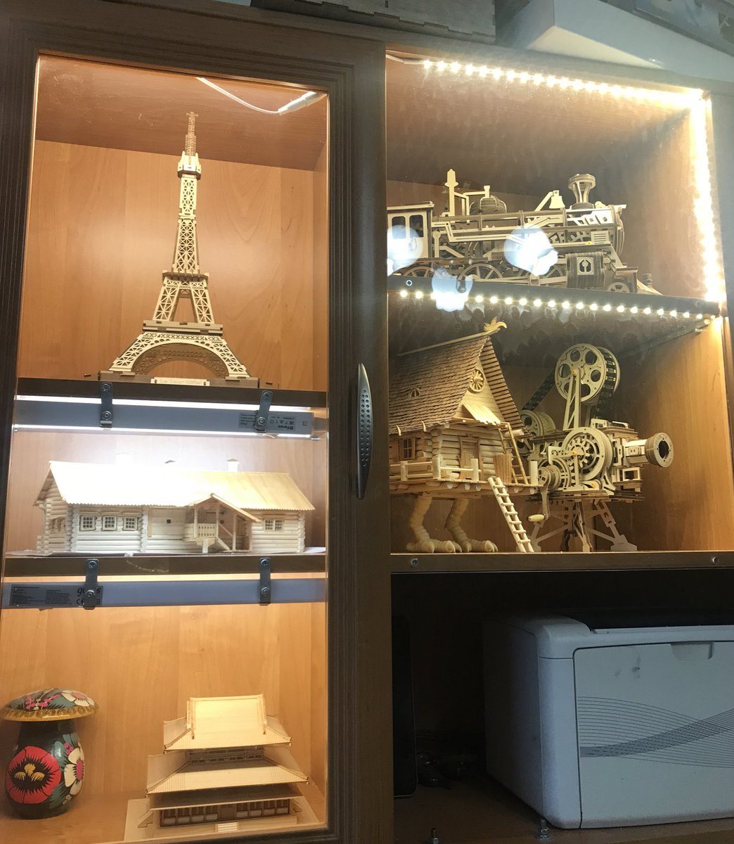 lunnoecianie's tweet image. Дедушка хотел похвастаться тем, какие деревянные домики и витрины для них он сделал, но у него из тех, кто может оценить, только семья. 

Хвастаюсь вам за него. У меня клёвый дед!