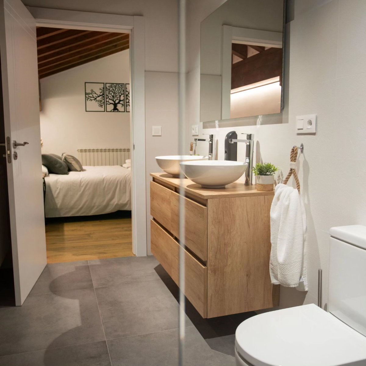 ✅ Mirua suita. 

▶️1,80x2ko ohe handia du komun propioarekin. 🛏️
▶️ Sofa, telebista eta pellet bidezko su bajua.🔥
▶️Mini barra hozkailu eta freskagarriekin.🥂
▶️ Balkoia mahai eta silekin.🌄🚬
▶️ Jacuzzia erlaxatzeko.🛀
Zer iruditzen?

#suita #kabia #baztan #landetxea #oparia