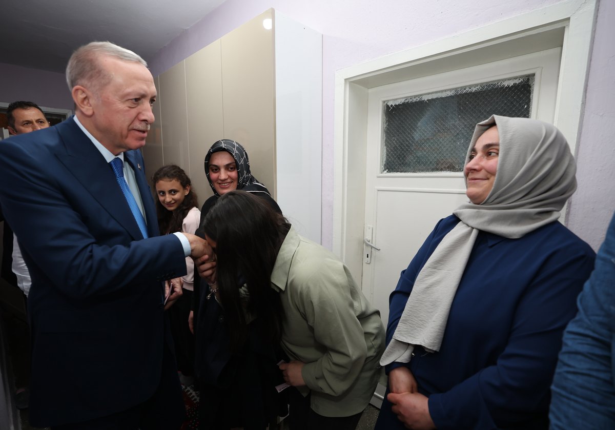 Akparti's tweet photo. Cumhurbaşkanımız Recep Tayyip Erdoğan, Ankara'nın Altındağ ilçesinde Ali Osman Taş ve ailesine iftarda misafir oldu. https://t.co/IWIWBPQP2t