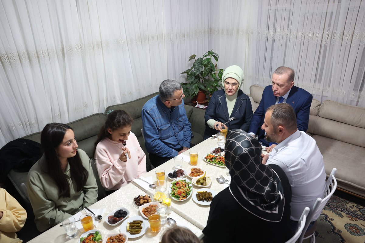 Akparti's tweet photo. Cumhurbaşkanımız Recep Tayyip Erdoğan, Ankara'nın Altındağ ilçesinde Ali Osman Taş ve ailesine iftarda misafir oldu. https://t.co/IWIWBPQP2t