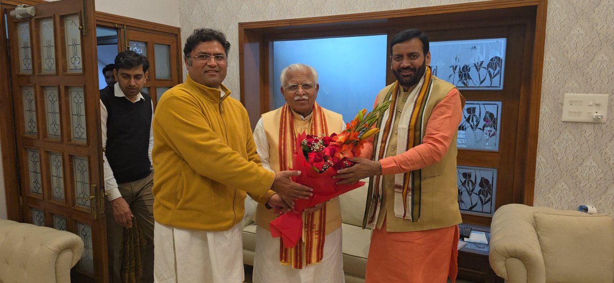 Tanwar_Indian's tweet photo. सिरसा से मुझे लोकसभा प्रत्याशी चुने जाने पर चंडीगढ़ मुख्यमंत्री आवास पर मुख्यमंत्री श्री @NayabSainiBJP जी और पूर्व मुख्यमंत्री श्री @mlkhattar जी का आभार व्यक्त किया। https://t.co/vICOXMkCOW