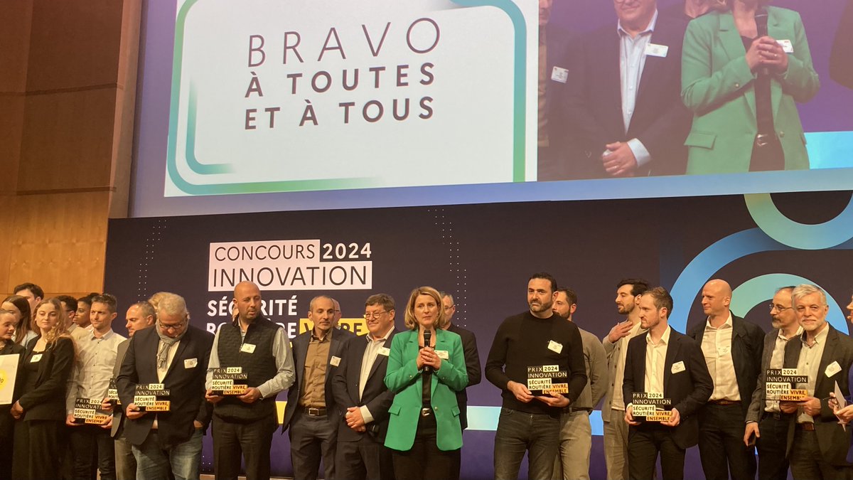 RoutePlusSure's tweet image. C'est la fin de la cérémonie !
@flgguillaume : "C'est vous qui avez le pouvoir de donner encore plus d'ampleur à ce palmarès. Diffusez et faites connaître ces concours, pour que ces produits et services sauvent des vies sur les routes." 
#InnovationSécuritéRoutière

[18/20]