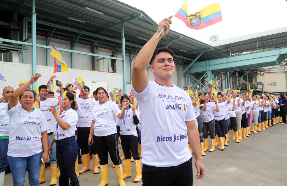 Presidencia_Ec's tweet image. Con el objetivo de verificar los beneficios de la Ley Orgánica de Eficiencia Económica y Generación de Empleo, en empresas del país, el presidente @DanielNoboaOK visitó la planta camaronera Santa Priscila donde han generado 1.100 empleos para jóvenes, luego de la aplicación de la…
