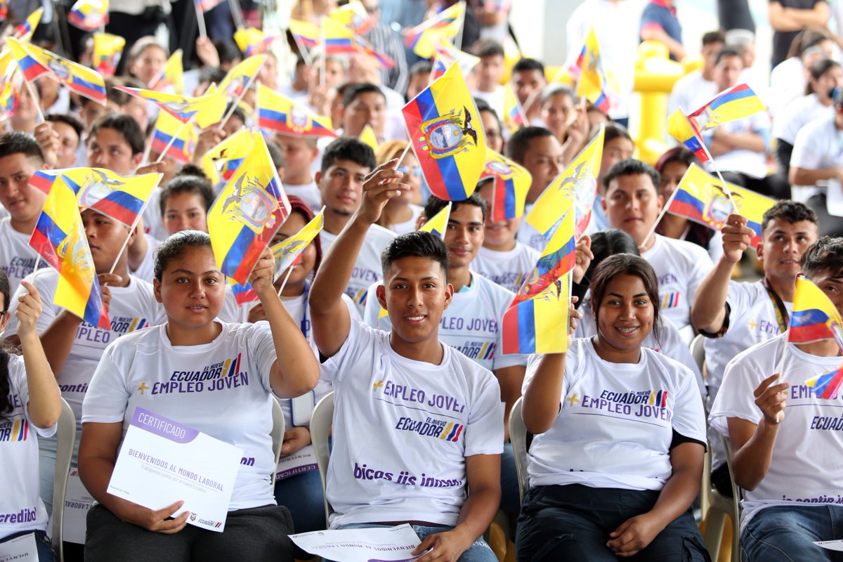 Presidencia_Ec's tweet image. Con el objetivo de verificar los beneficios de la Ley Orgánica de Eficiencia Económica y Generación de Empleo, en empresas del país, el presidente @DanielNoboaOK visitó la planta camaronera Santa Priscila donde han generado 1.100 empleos para jóvenes, luego de la aplicación de la…