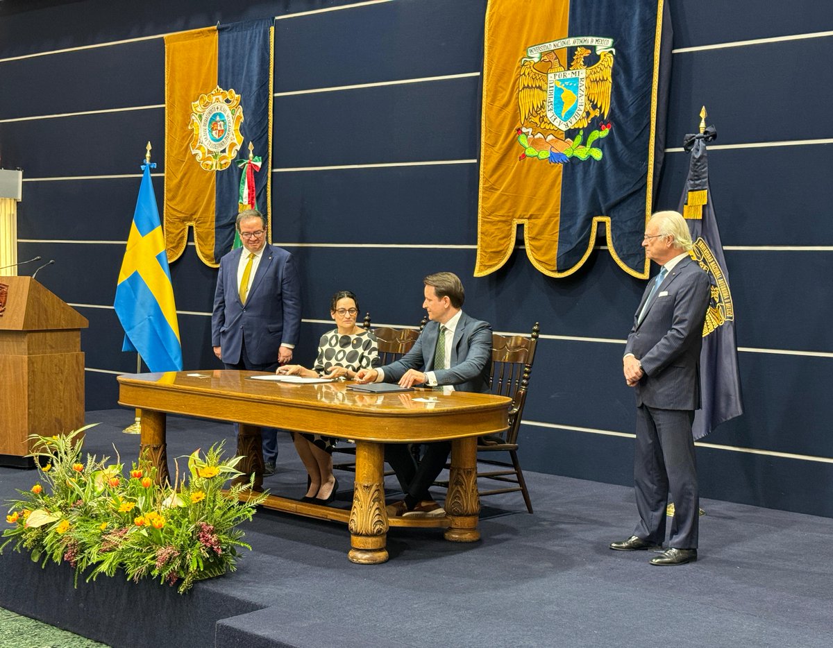 UNAM_MX's tweet photo. Firman el convenio la Dra. Soledad Funes Argüello, coordinadora de la Investigación Científica, UNAM, y Mr. Alexander Dmitriev, representante de la Facultad de Física, @goteborgsuni. Atestiguan el rey Carlos XVI Gustavo de Suecia y el #RectorLomelí. https://t.co/WCyzJ2ZyUX