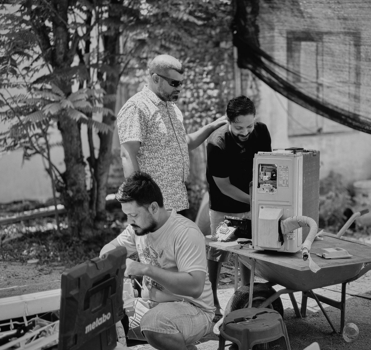 “Zuvaanunnah haqqu minvarakee hama mieetho?”

ކިޔާލުން މުހިއްމު ⬇️

Kithamme varakah kiyeviyas rashuga vazeefa eh neiy,
Viyafaarieh kuraane magu fahivefa eh neiy,
Laari hoadhan kuraane ekkameh ves rashaku neiy,

Kulhivarun kuri aran baiveri vaane training eh neiy,
Hunarun furunas