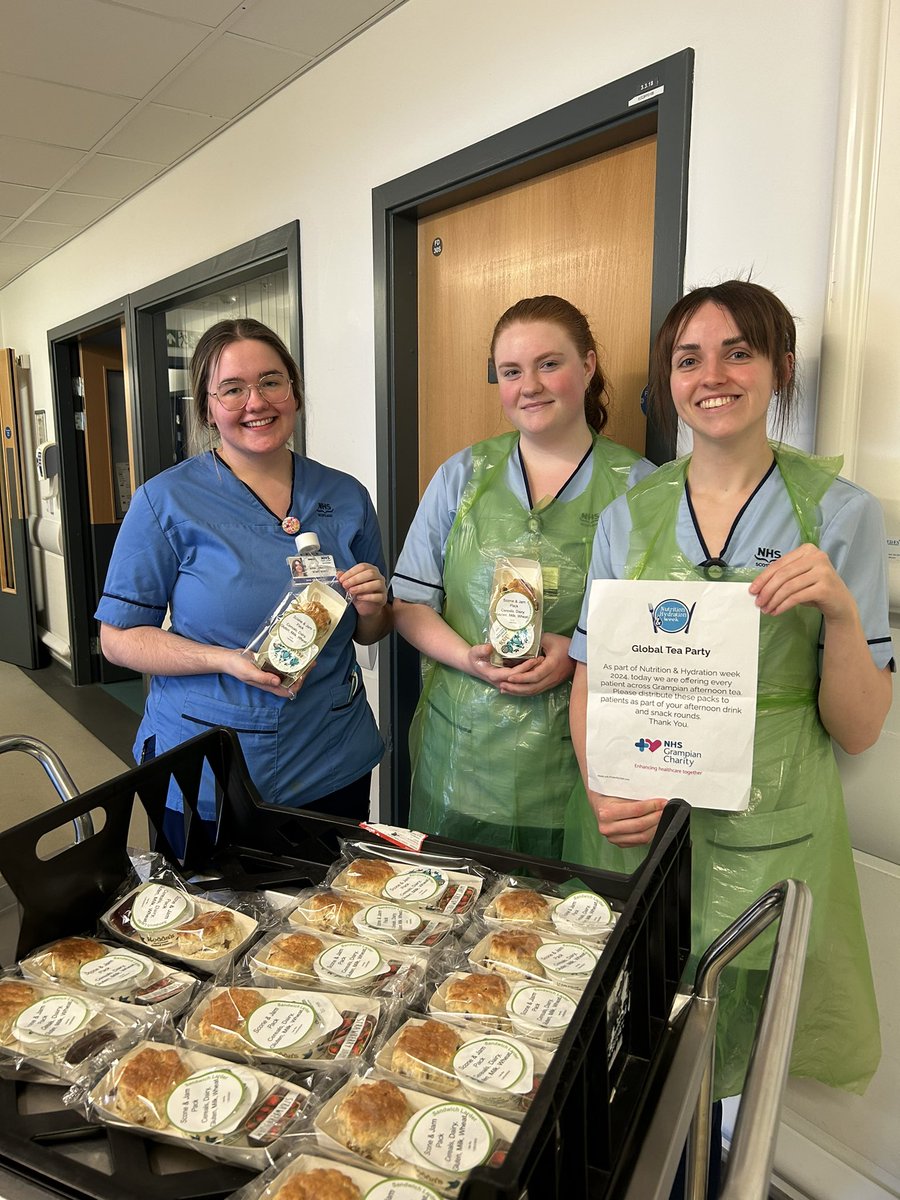 Ward 104 staff <a href="/NHSGrampian/">NHS Grampian</a> handing out scones and clotted cream to our patients on the afternoon snack round.Thank you <a href="/nhsgcharity/">NHS Grampian Charity 💙</a> the patients were delighted!🍓😋